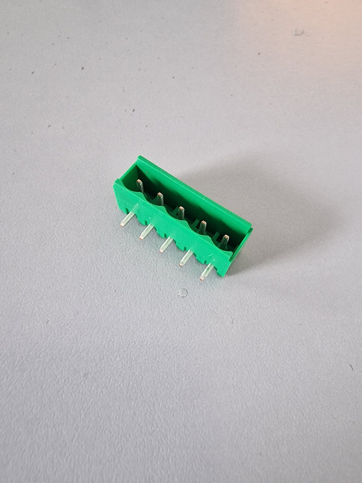 Connettore maschio PCB – fila singola, 90 gradi, 5 PIN, passo 5,08, con spalle